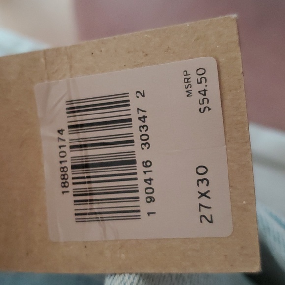 Women Levis - Picture 4 of 4